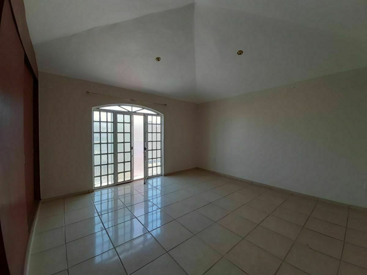 18 de 45: Recámara principal con balcón