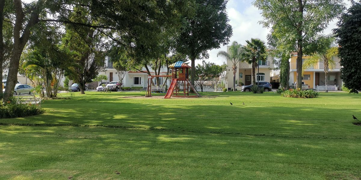 37 de 45: áreas verdes casa club y juegos infantiles 
