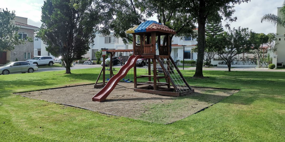 39 de 45: áreas verdes casa club y juegos infantiles 