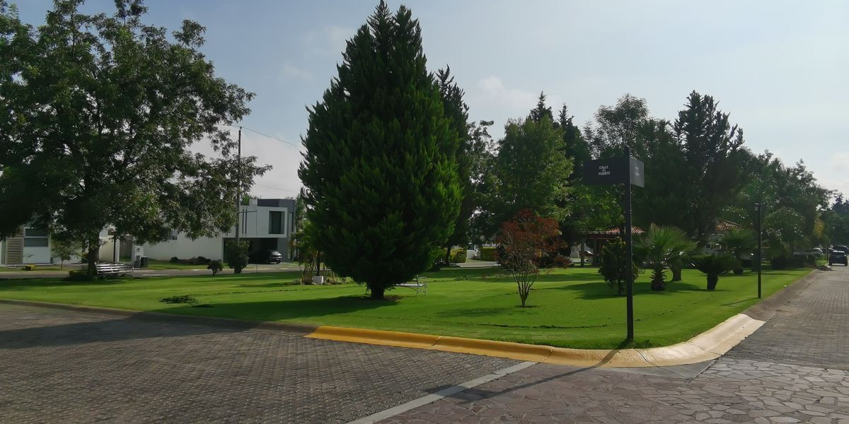 37 de 42: áreas verdes casa club y juegos infantiles 