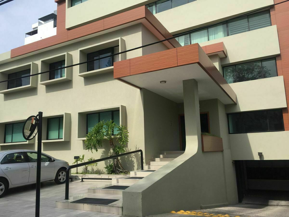 edificio con rampa al frente para estacionar, foto 13 de 37