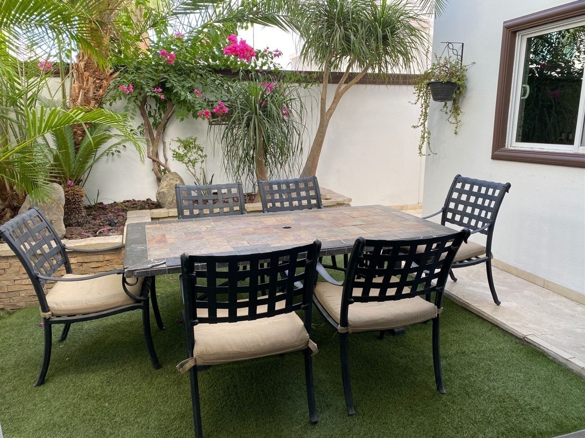 3 de 48: Jardín con mesa incluida 