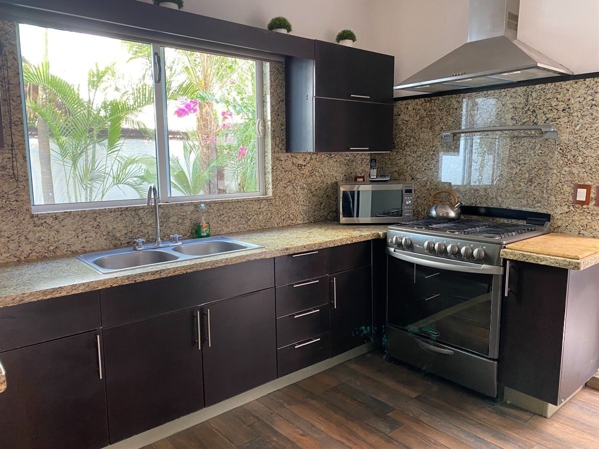 8 de 48: Incluye estufa y campana, refrigerador y microondas 