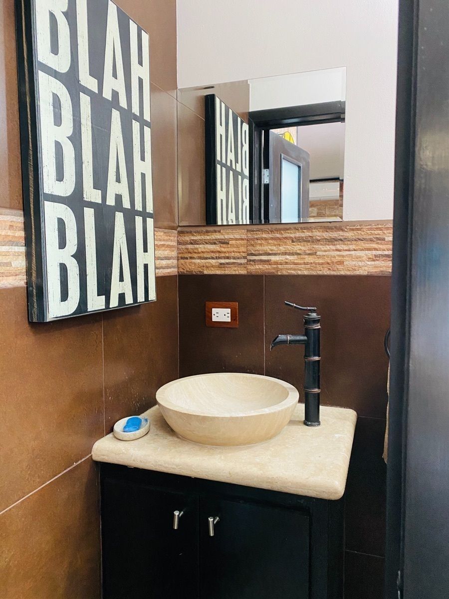 14 de 48: Otra vista del medio baño 