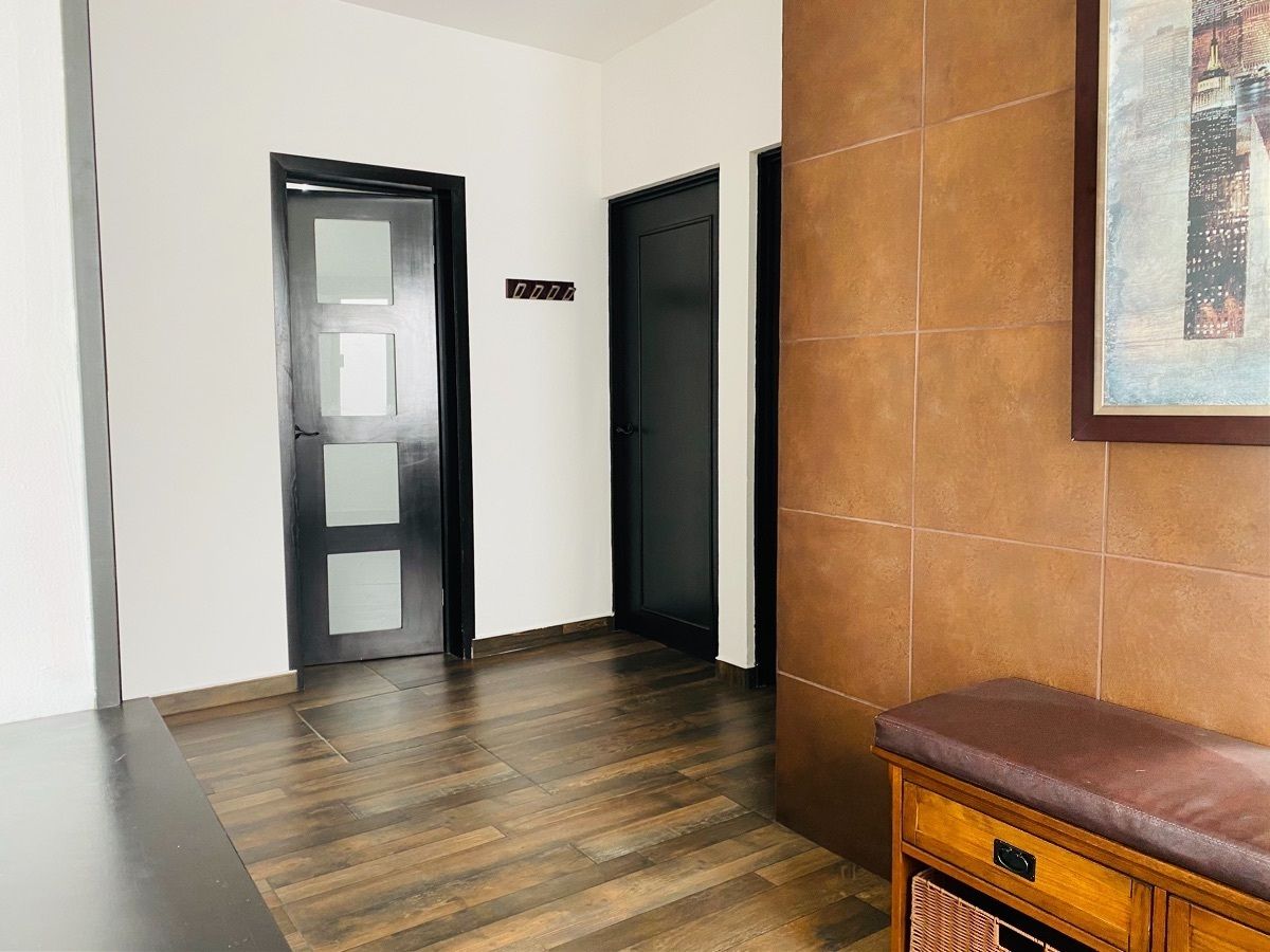 21 de 48: Pasillo en segunda planta 