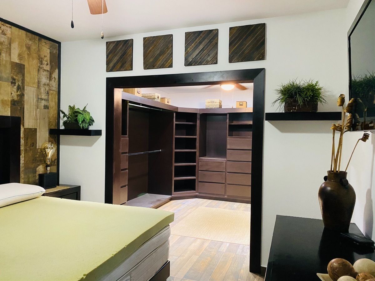 32 de 48: Vista al vestidor 