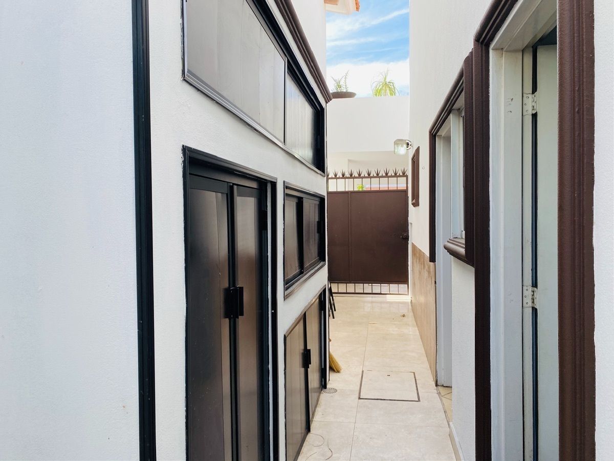 44 de 48: Bodega en pasillo de servicio 