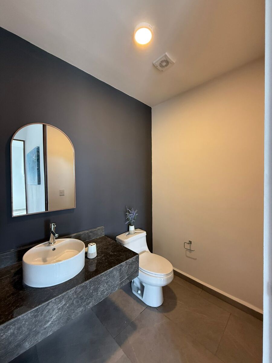 7 of 23: Medio Baño