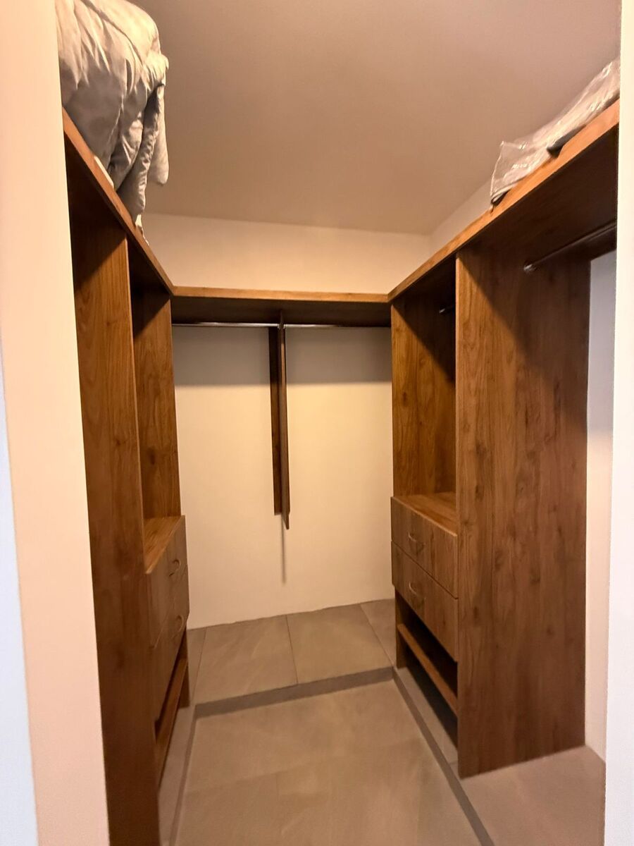 5 of 23: Closet Vestidor, Recámara Planta Baja