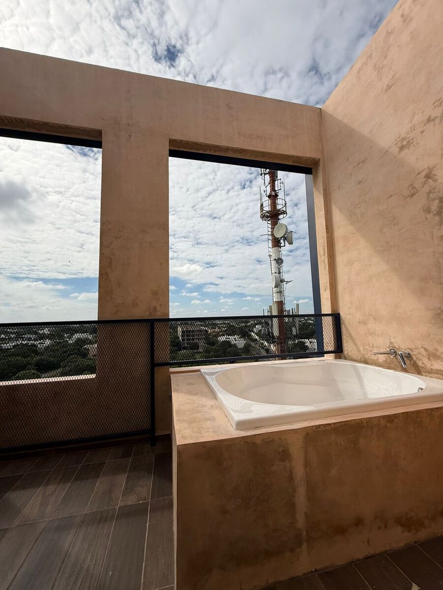 13 of 23: Terraza y Jacuzzi