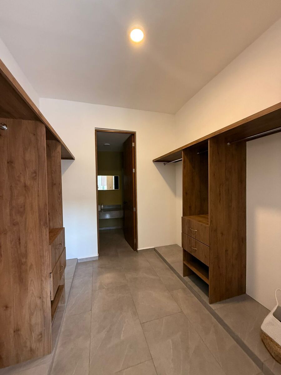 11 of 23: Closet Vestidor, Recámara Principal