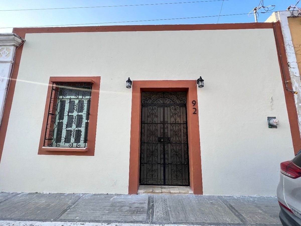 30 de 44: Fachada de la Casa