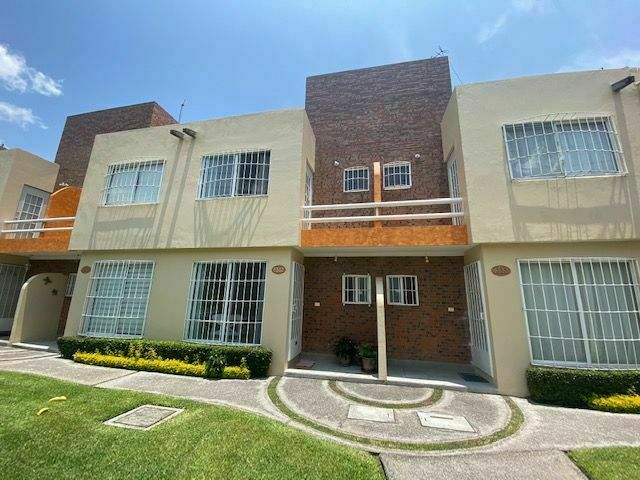 1 de 22: Fachada de la casa con salida al área de alberca