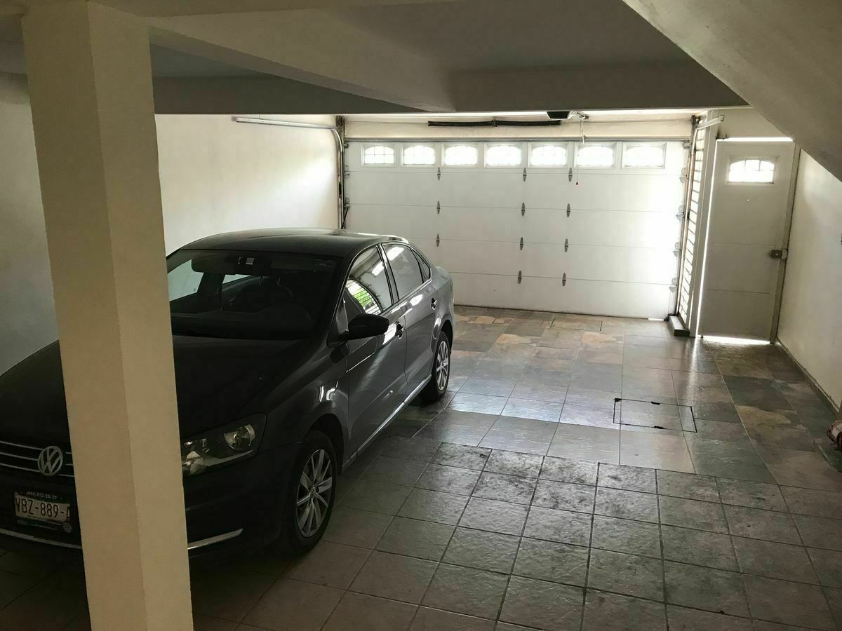 9 de 12: Estacionamiento para 1 auto chico