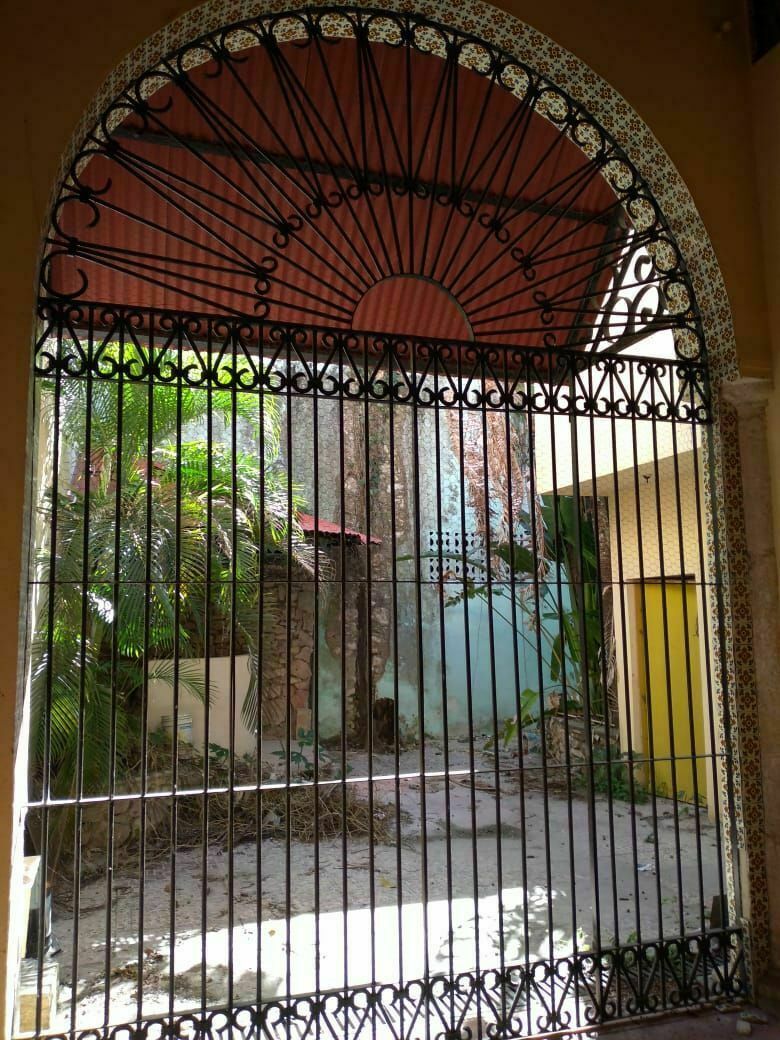 casa en zona centro , grande , y bonita .