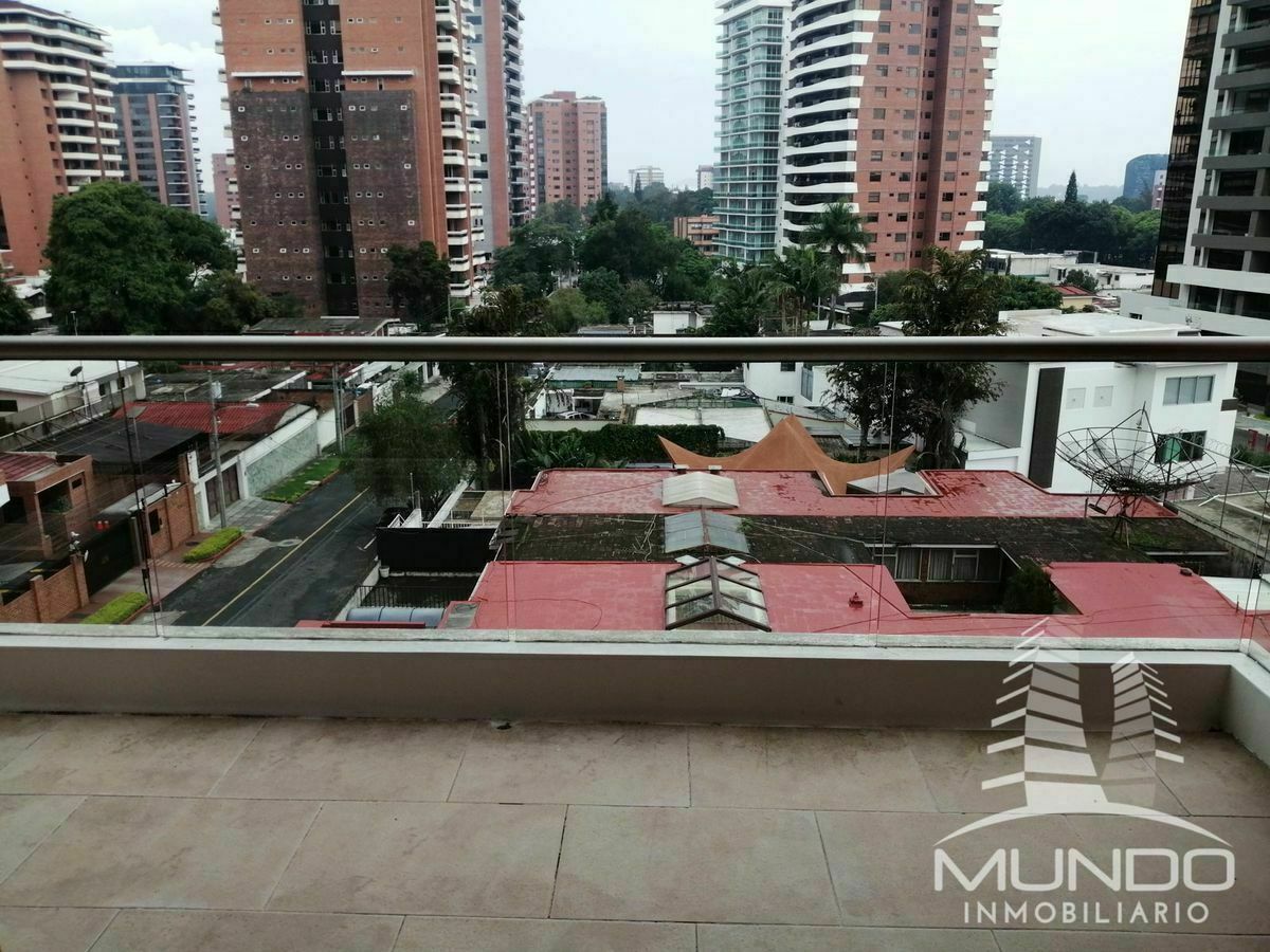 8 de 18: Balcón y vista de Sala de Visitas