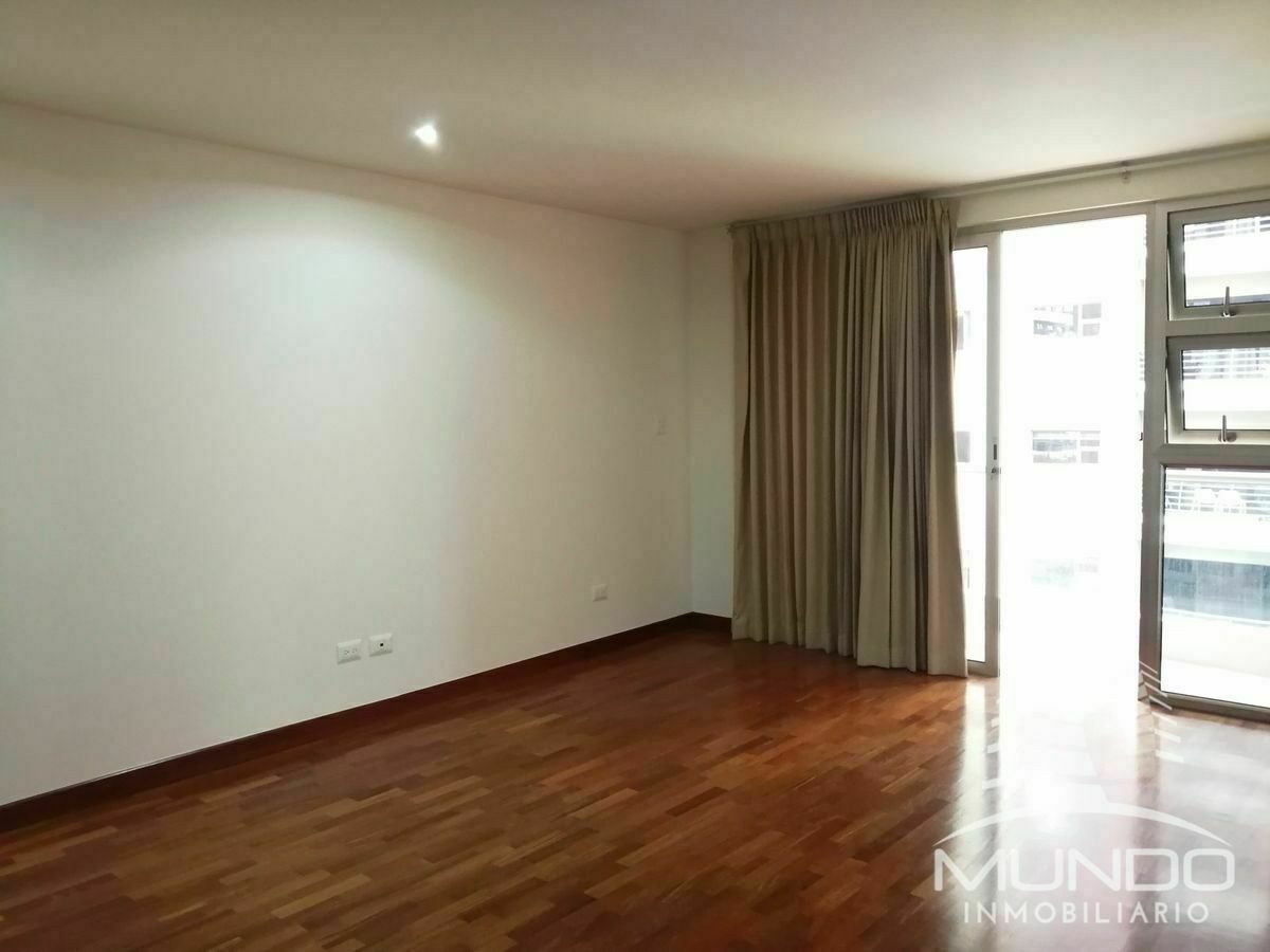 10 de 18: Habitación principal con balcón