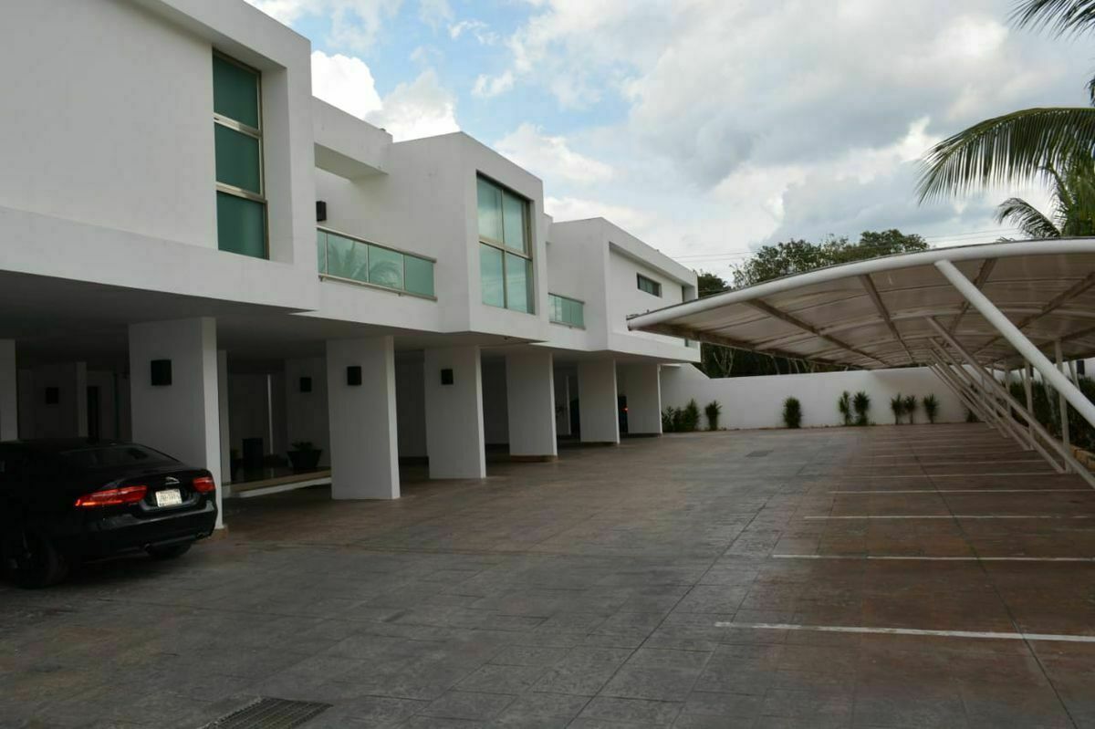 2 de 11: Estacionamiento y áreas verdes