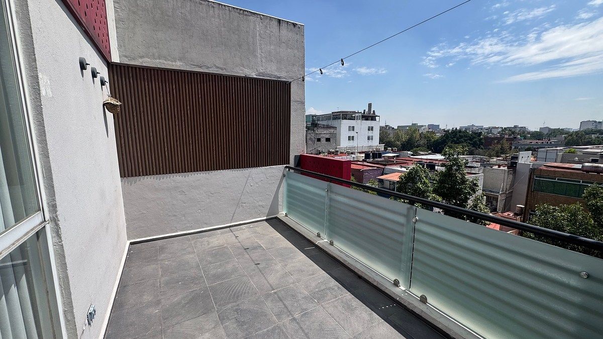 Wonderful location with balcony, photo 1 of 28