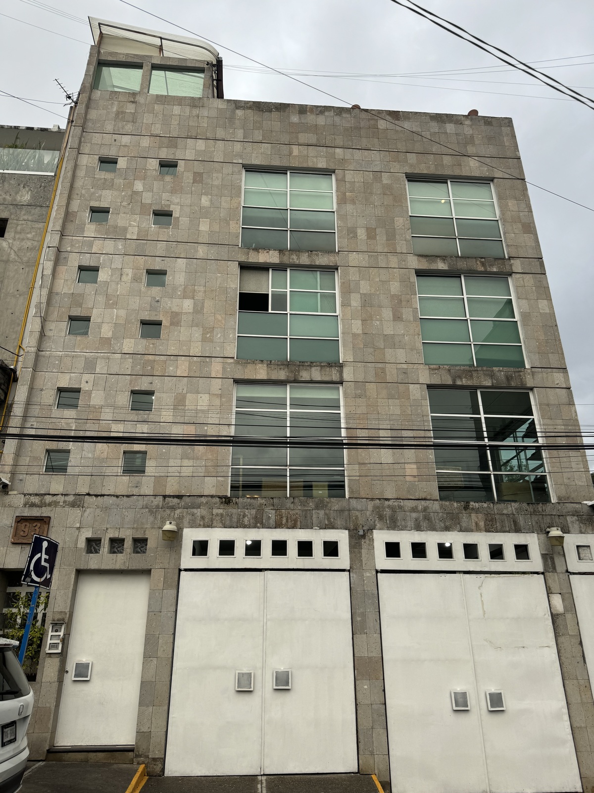 3 of 17: Fachada del edificio