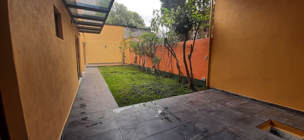 3 de 33: Jardín