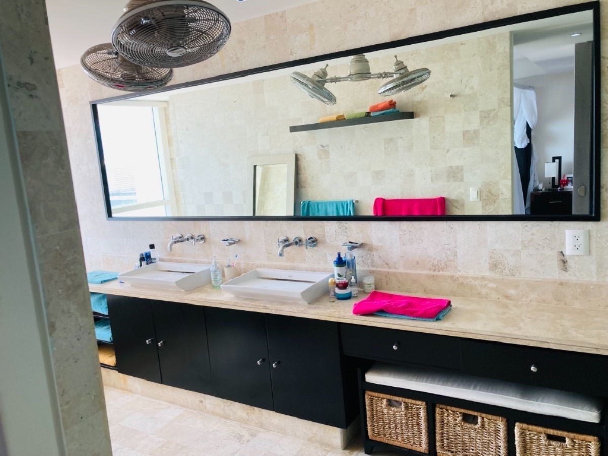 12 de 44: Master bathroom 