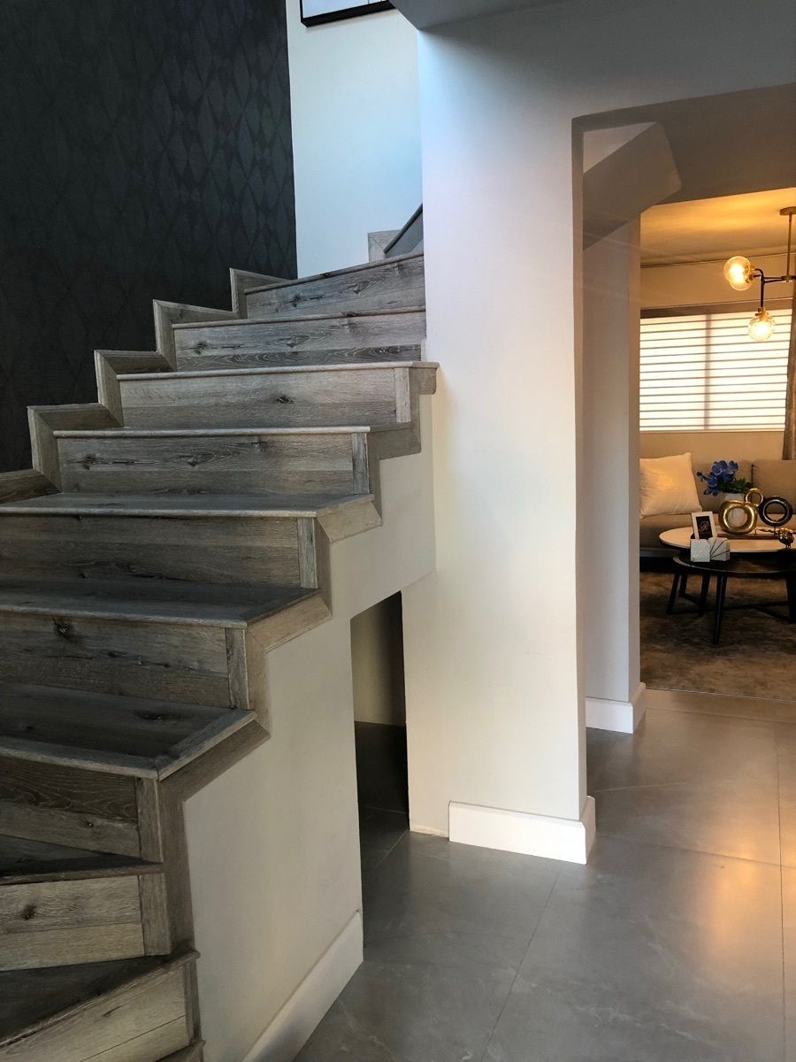 3 de 25: Escaleras y bodega