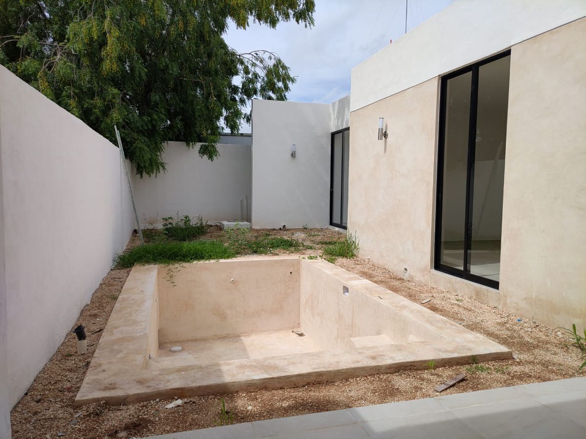 9 de 27: Amplia piscina con espacio para jardín en Privada Temozón