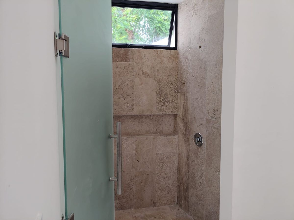 13 de 27: Baño completo de la Privada Temozón