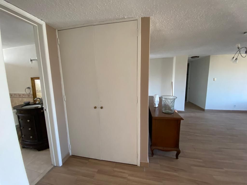 Closet de blancos junto al baño., foto 23 de 32