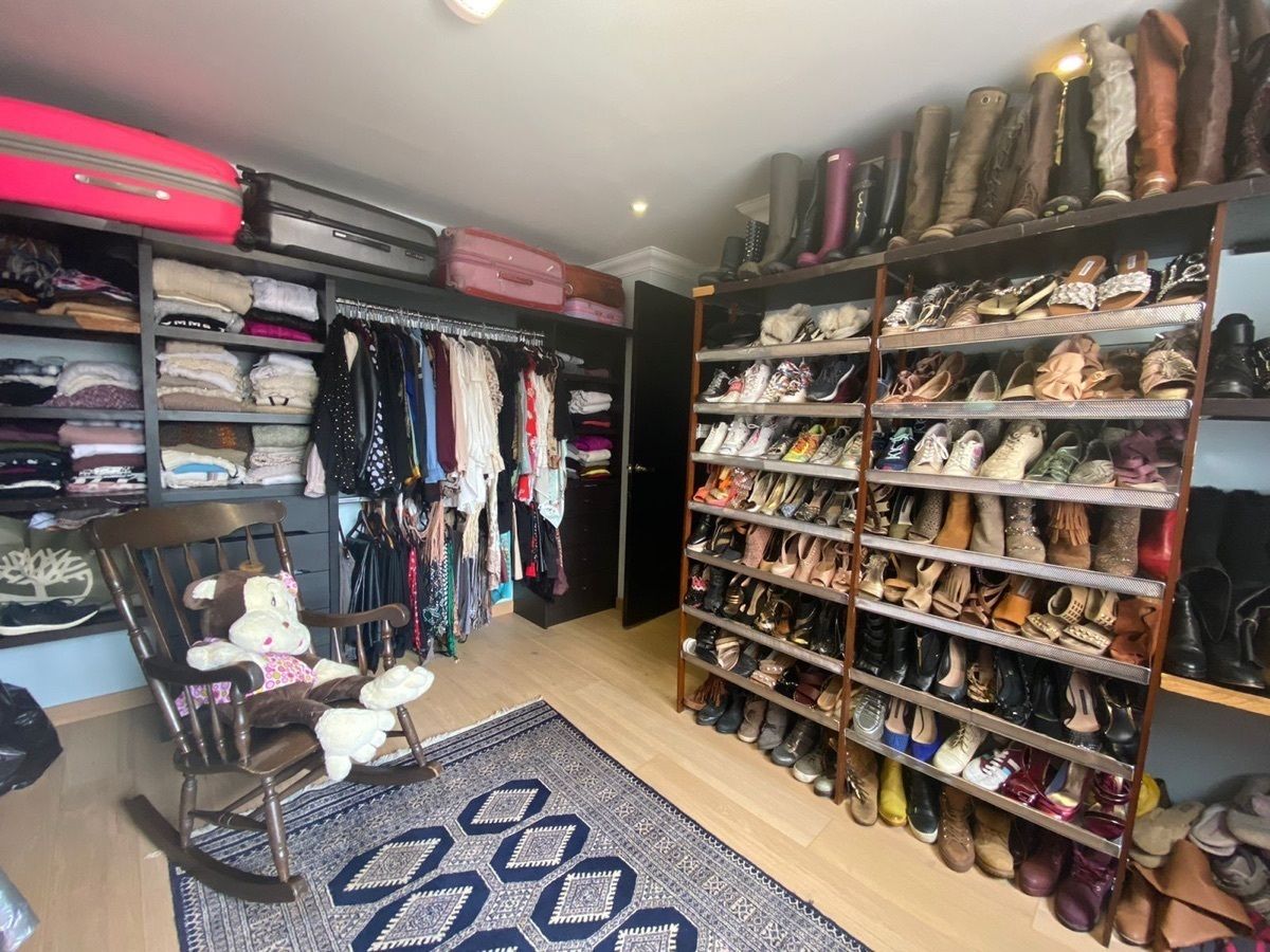 6 of 14: Walking closet