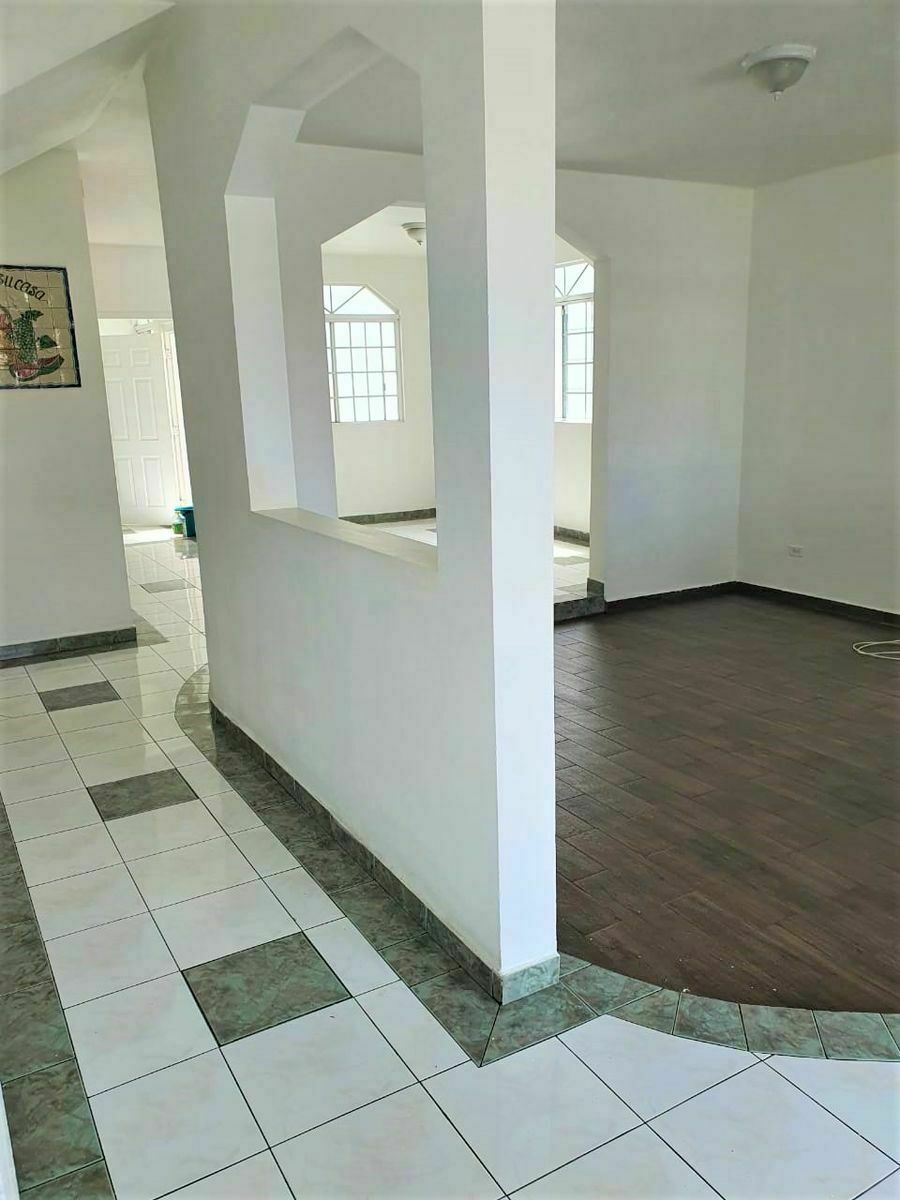 3 de 28: ENTRADA DE CASA ,PASILLO Y SALA