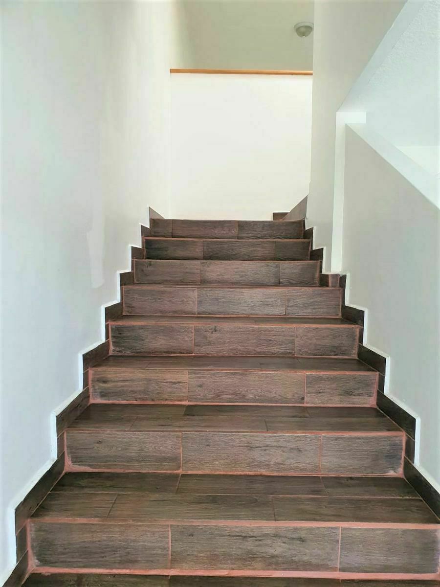 12 de 28: ESCALERA HACIA SEGUNDO PISO 