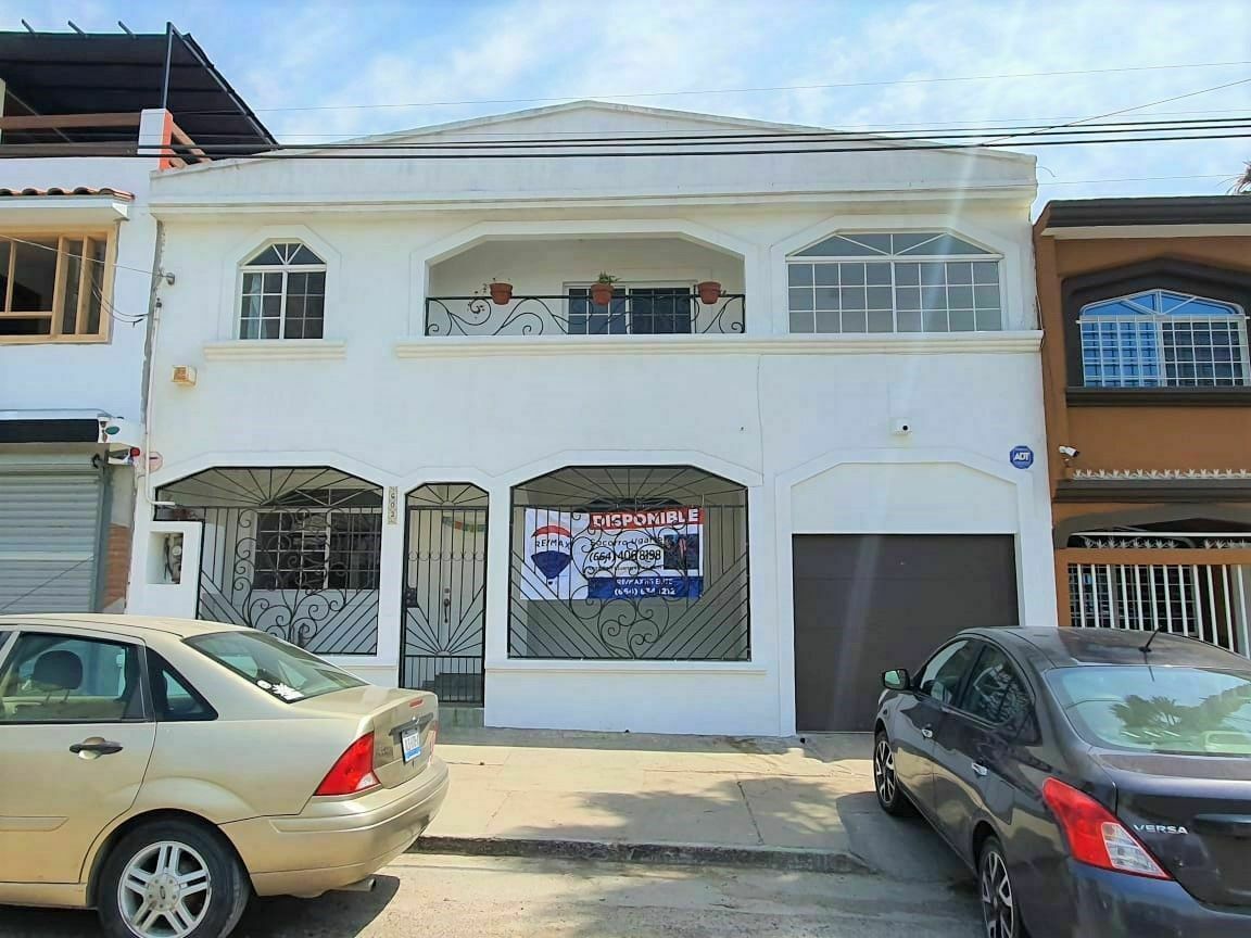1 de 28: FACHADA PRINCIPAL