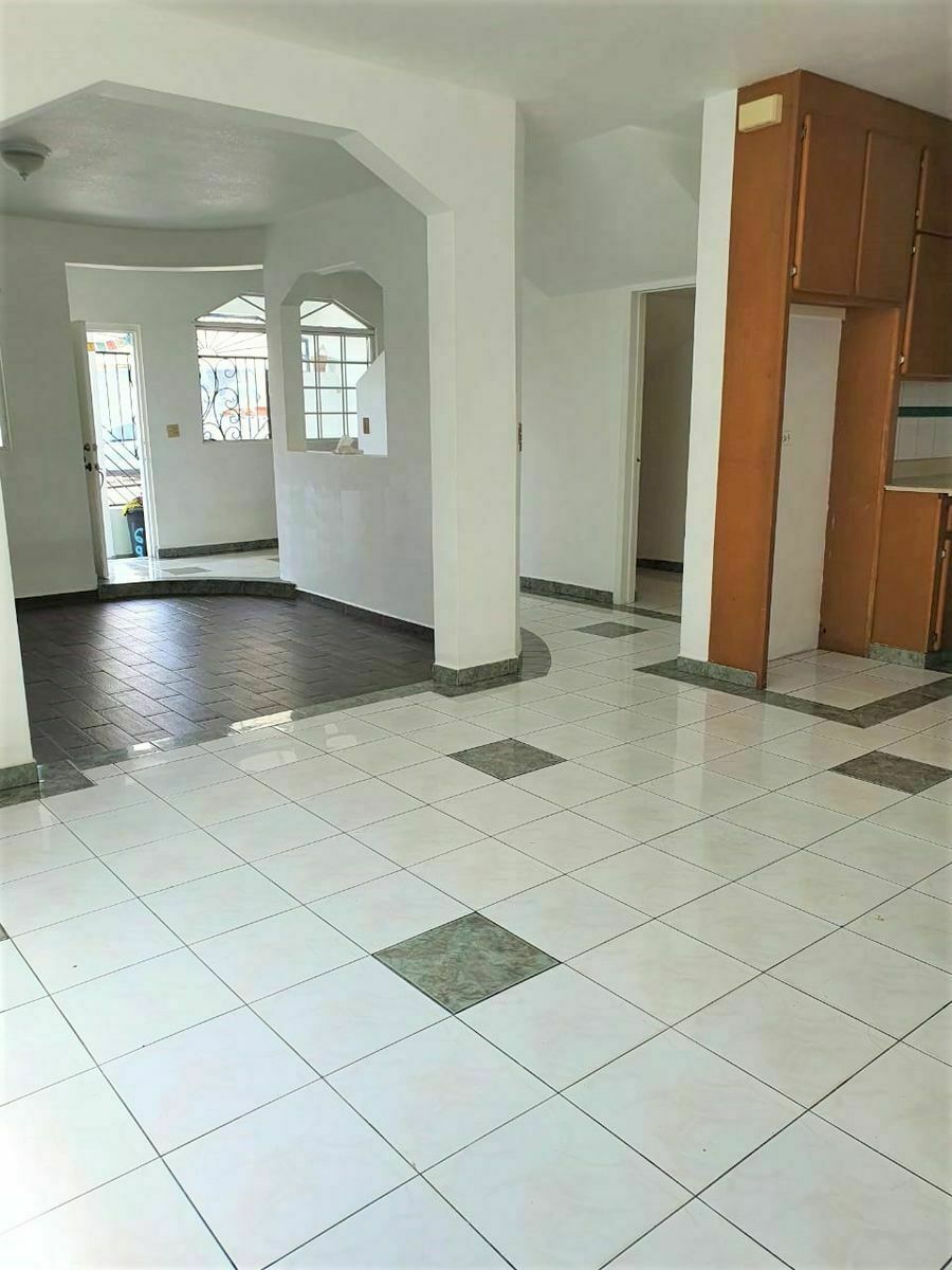 4 de 28: VISTA DESDE EL COMEDOR HACIA LA SALA Y ENTRADA PRINCIPAL