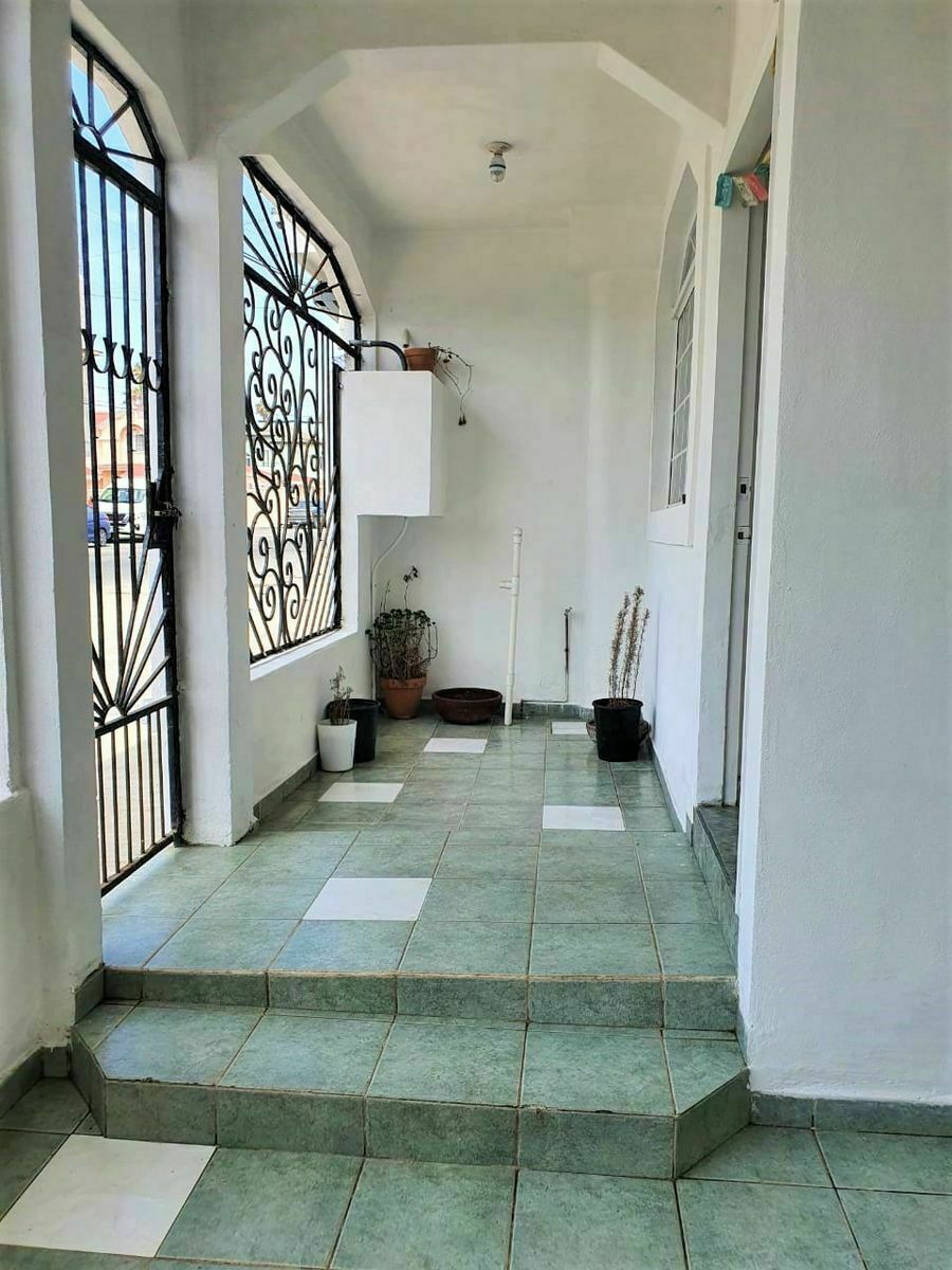 2 de 28: PATIO DE LA ENTRADA PRINCIPAL