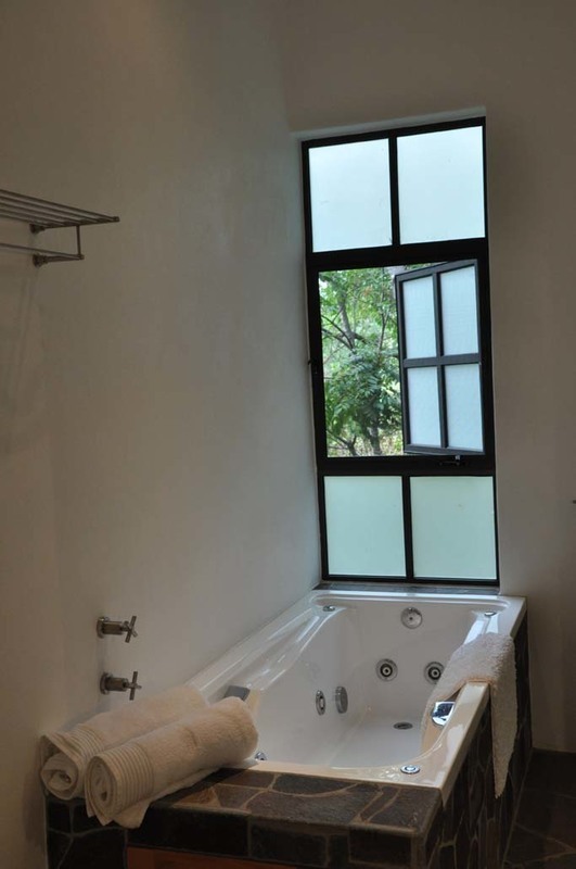 7 de 36: Tina baño recámara principal