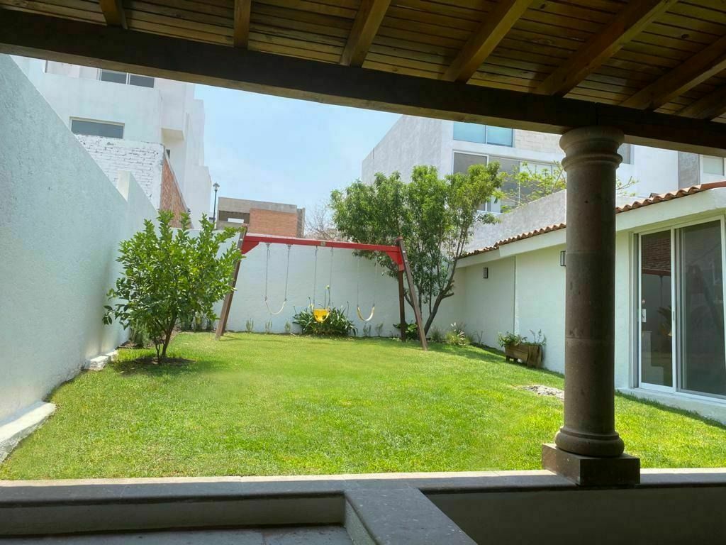 Preciosa Casa en Cumbres del Cimatario, Doble Altura, 3 Recamaras, Gran  Jardín..