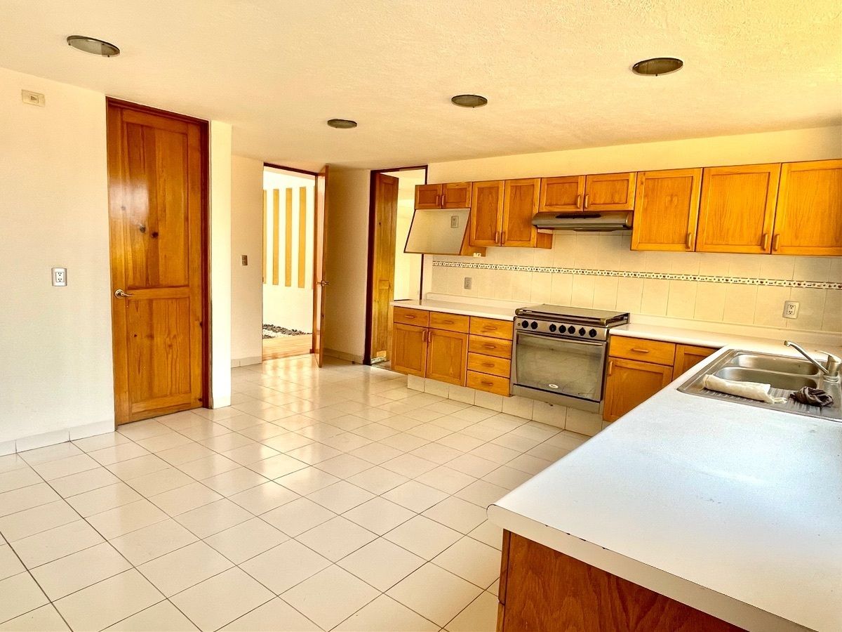 5 de 28: Amplia cocina con espacio para mesa desayunador