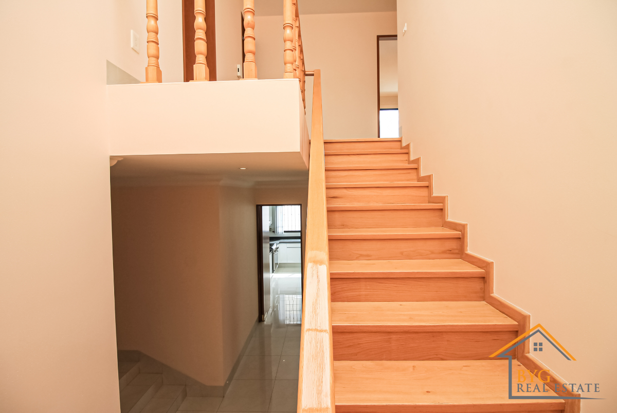 9 de 26: escaleras para ir al segundo  nivel 