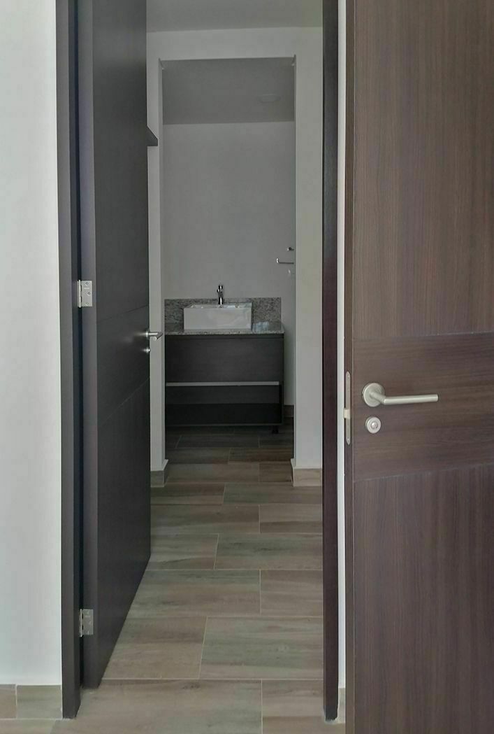 22 de 41: Recámara principal con vestidor y baño completo