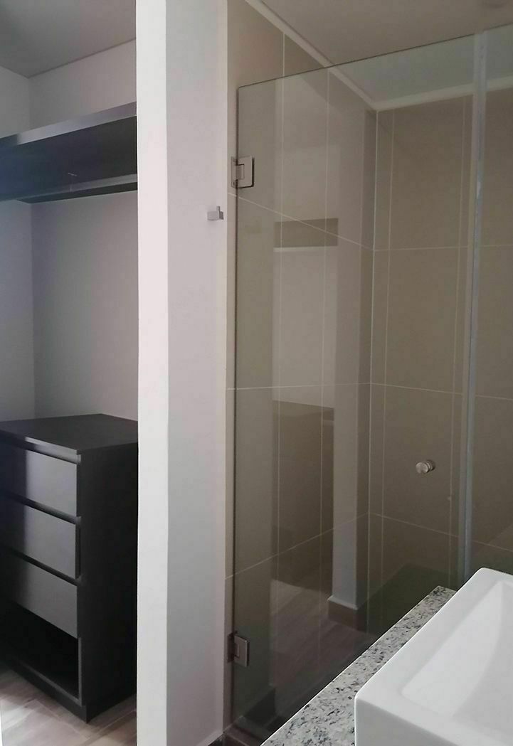 18 de 41: Recámara principal con vestidor y baño completo