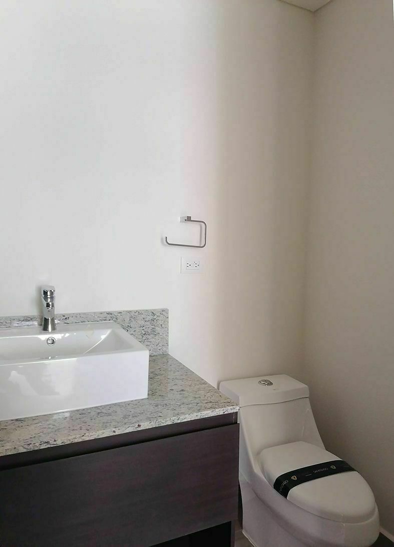 19 de 41: Recámara principal con vestidor y baño completo