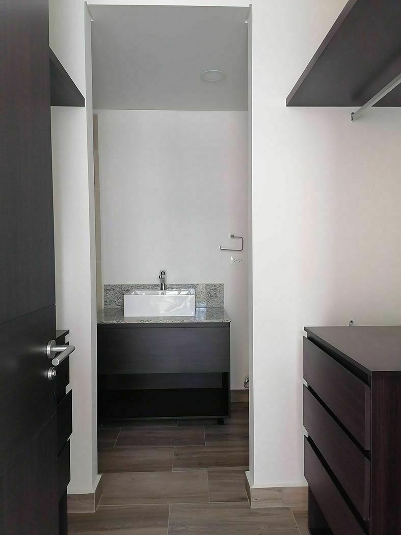 16 de 41:  Recámara principal con vestidor y baño completo