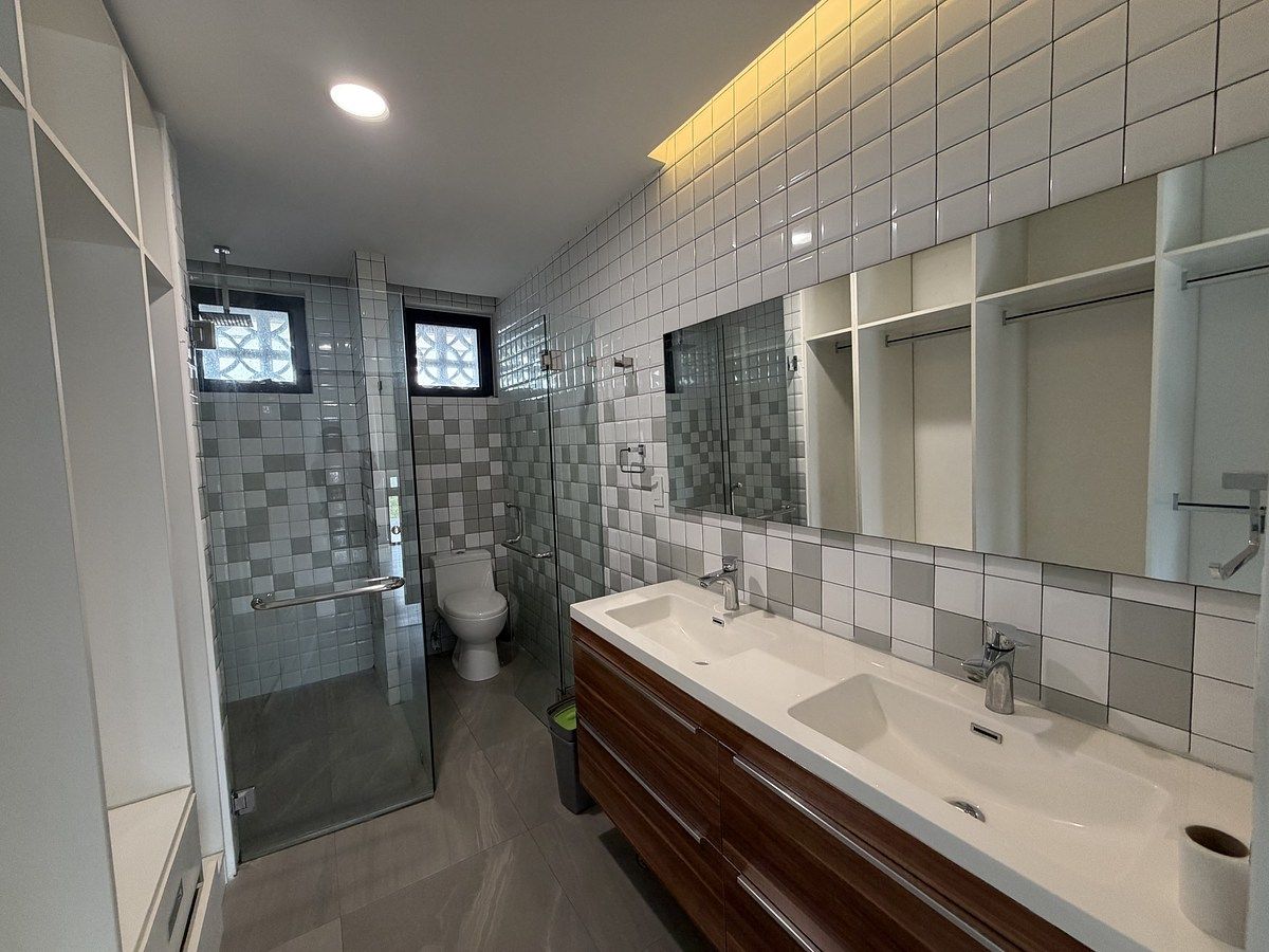 6 de 8: Baño ppal con doble lavabo