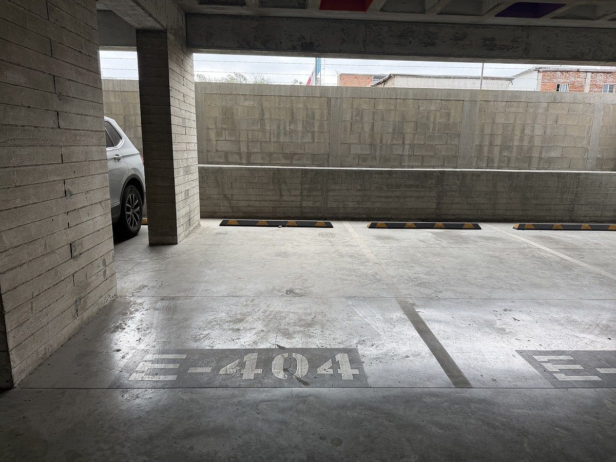 7 de 8: 1 cajón de estacionamiento