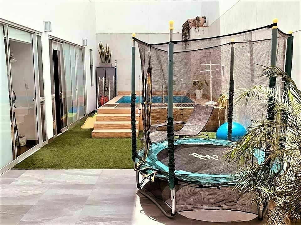 14 de 15: Terraza secundaria con piscina y espacio para juegos