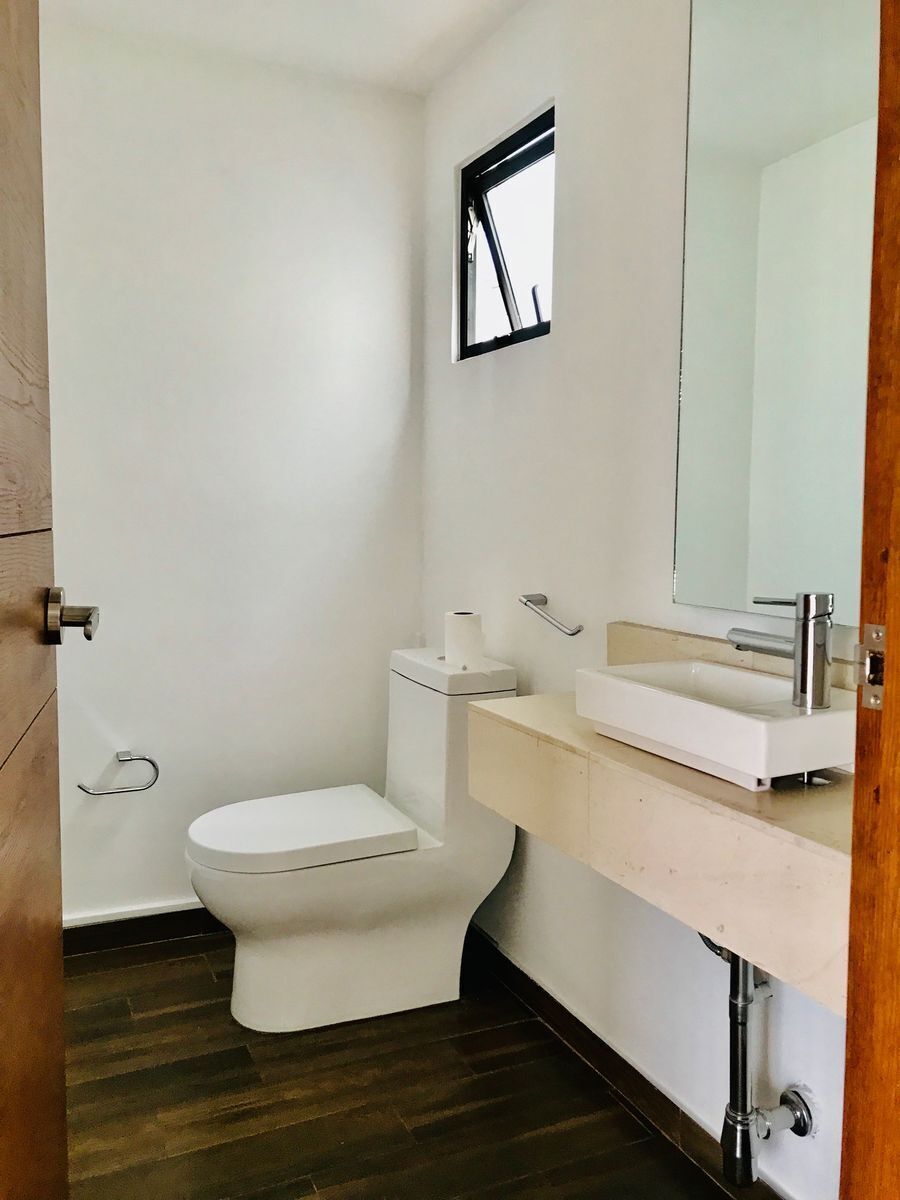 4 of 28: Baño del Roof Garden.