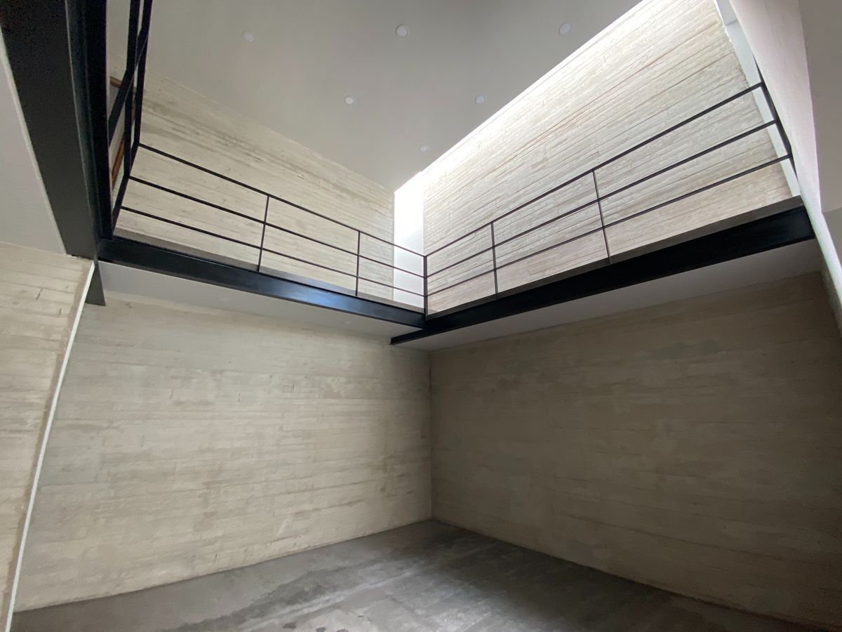 9 de 19: comedor con techo a doble altura