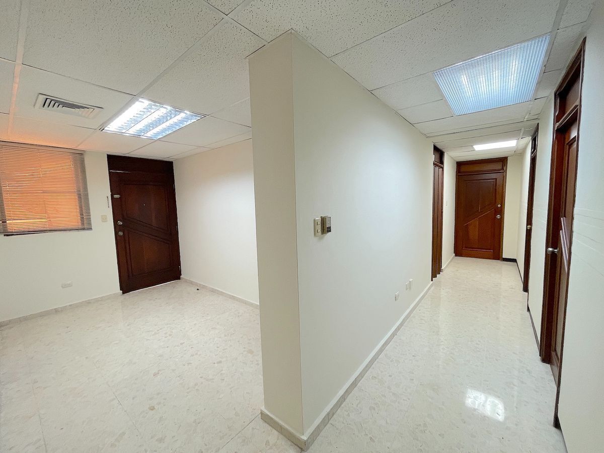 2 de 12: Pasillo de oficina y vista parcial recepción